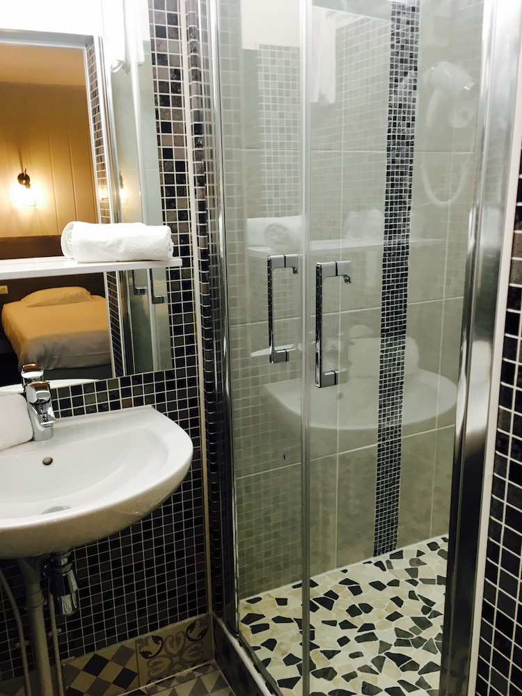 Standard Room, Multiple Beds, Non Smoking, Bathtub - Photo 5