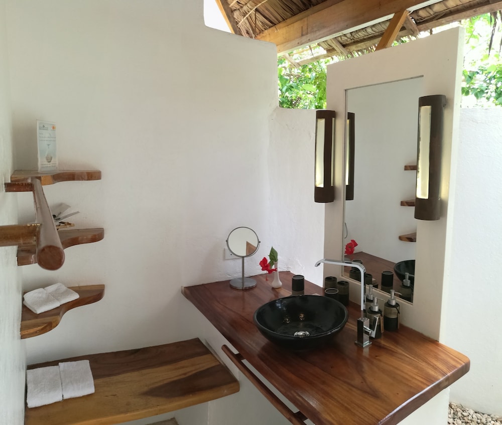 Deluxe Room, 1 Queen Bed, Non Smoking, Garden View photo 3