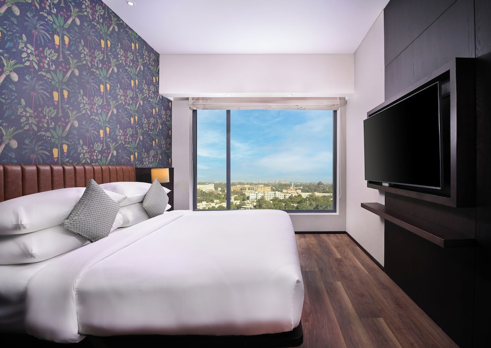 Suite, 1 King Bed - Photo 5
