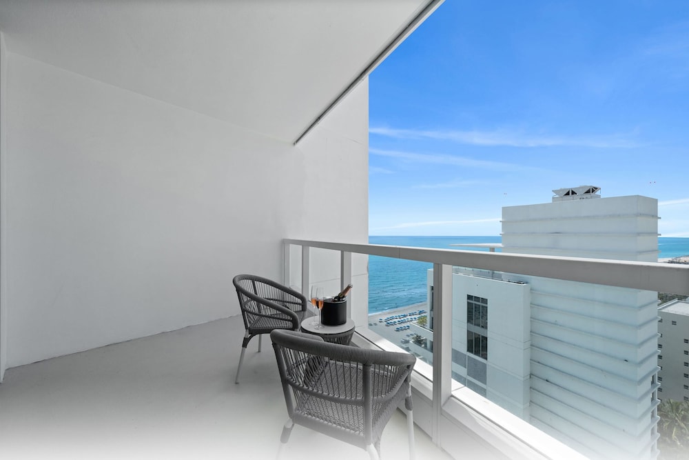 Junior Suite, 1 King Bed with Sofa bed, Balcony, Partial Ocean View