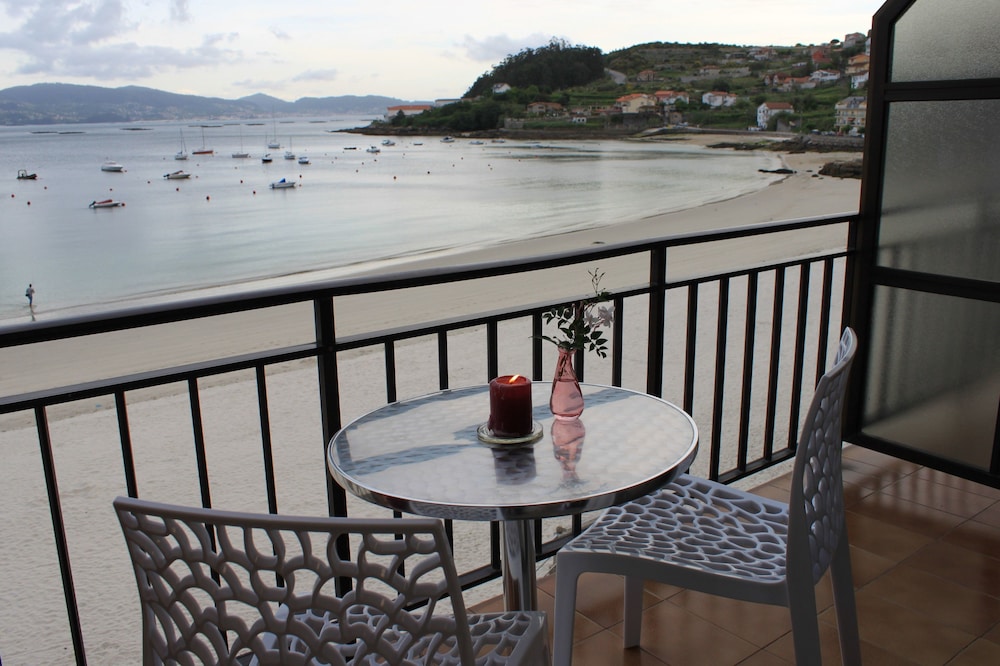 Superior Double or Twin Room, Balcony, Beach View photo 3