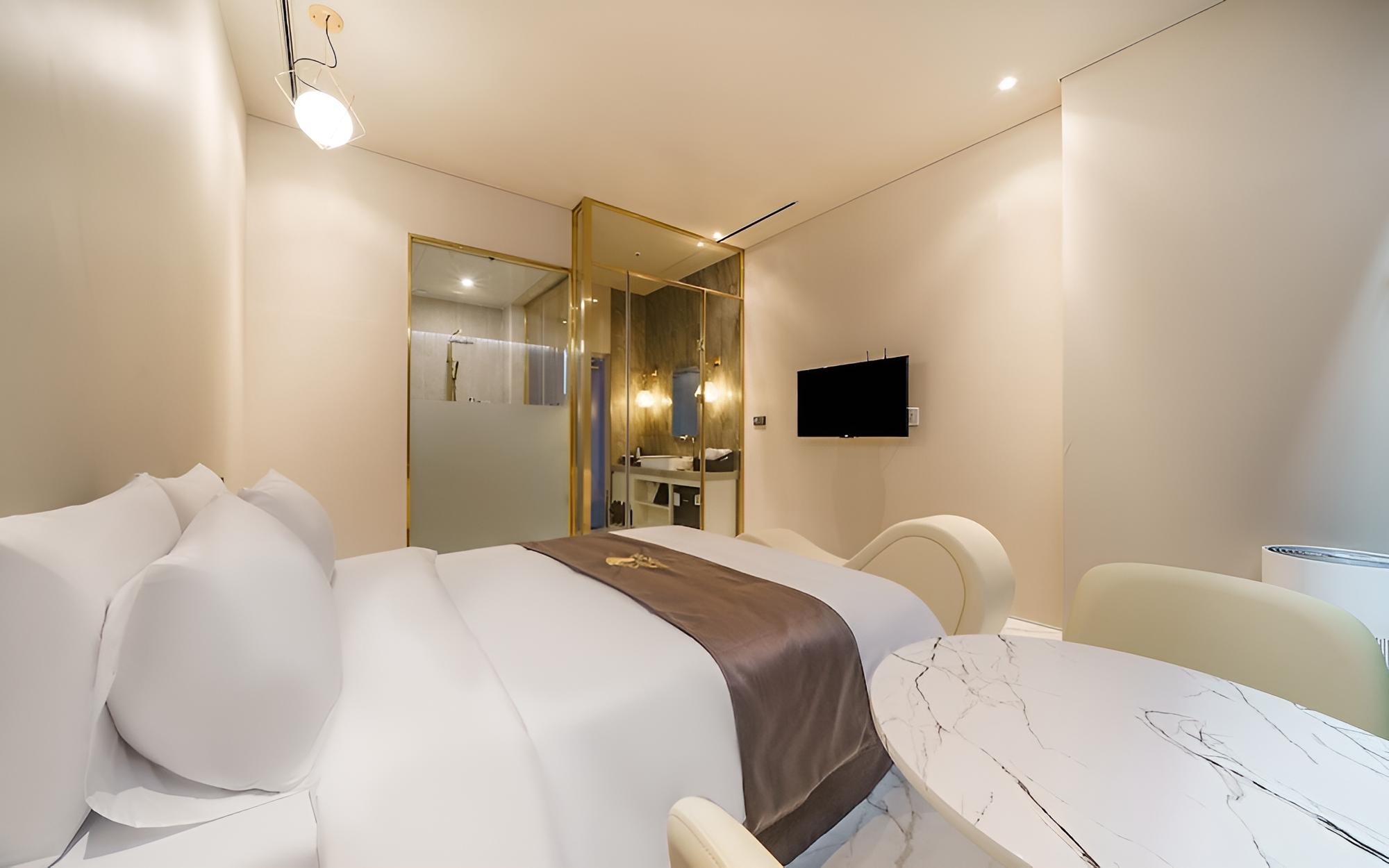 Room (Bronze view)