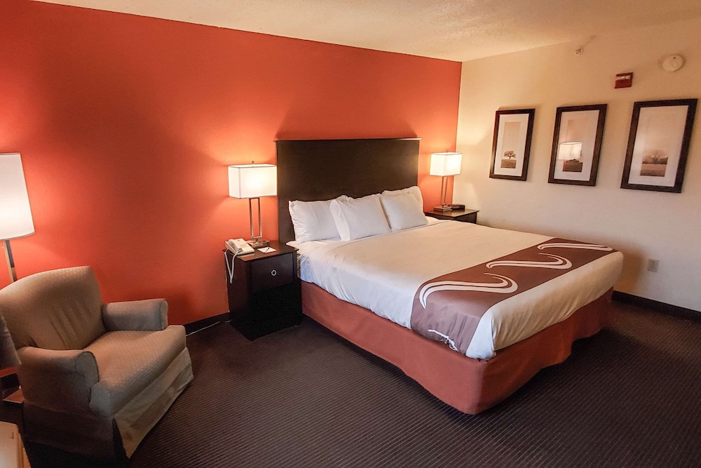 Standard Room, 1 King Bed, Non Smoking photo 3