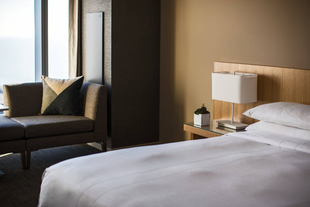 Room, 1 King Bed, City View thumbnail 5