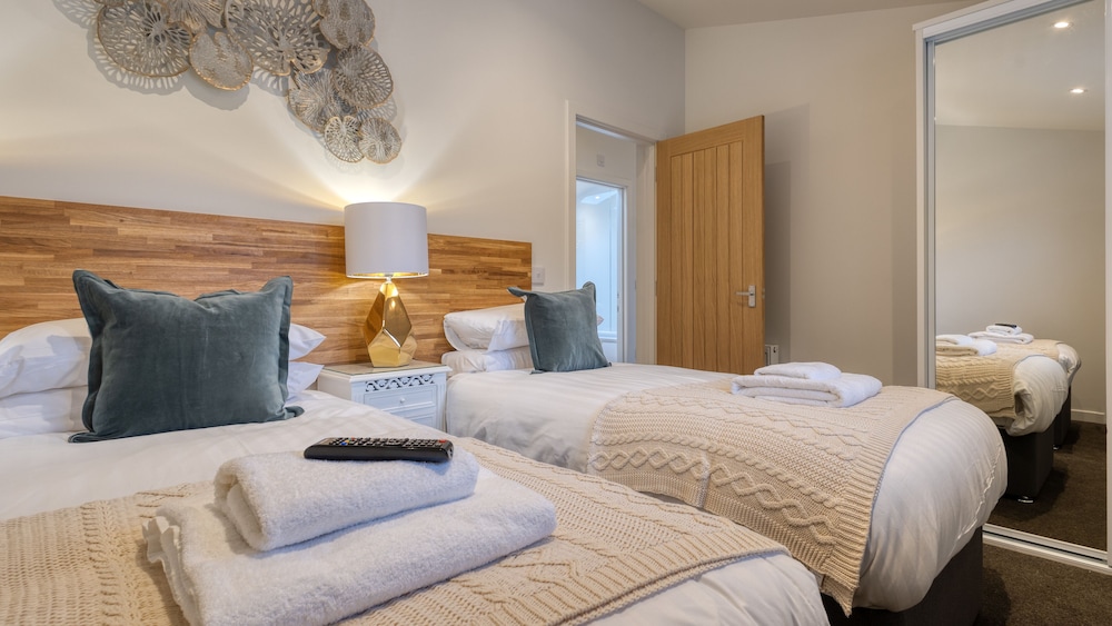 Peeler Lodge, sleep 6, sauna, hot tub, pet friendly photo 3