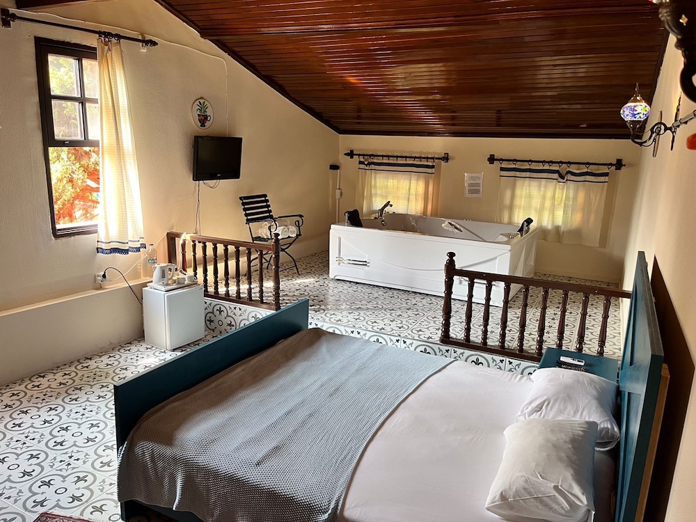 Grand Room, 1 Bedroom, Jetted Tub, Courtyard View