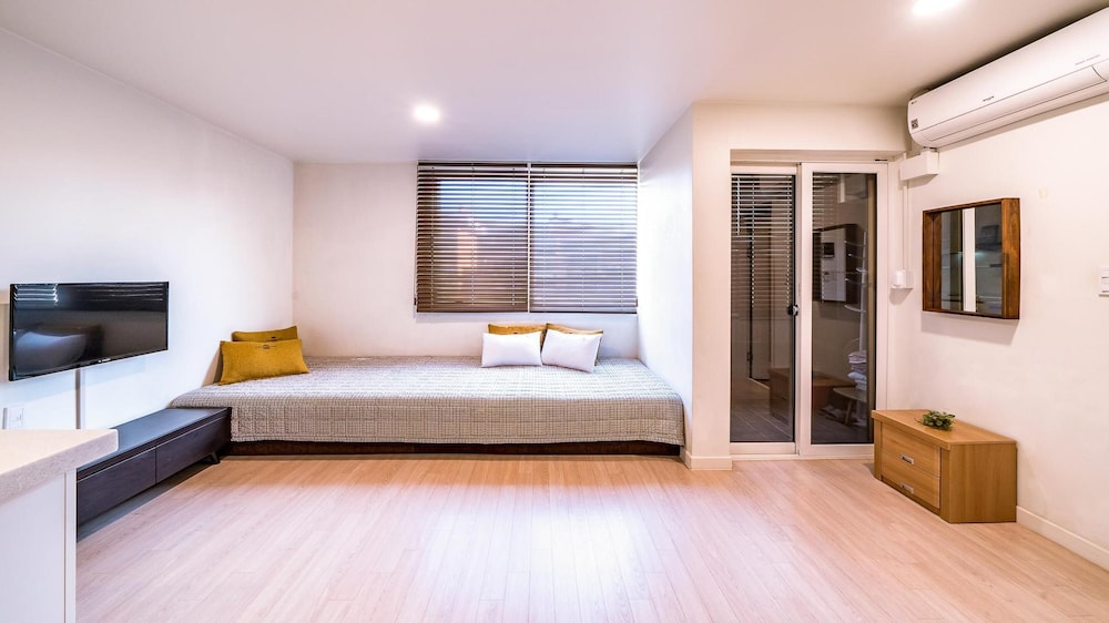 Basic Room, 1 Bedroom (202(No consecutive-night bookings)) - Photo 9