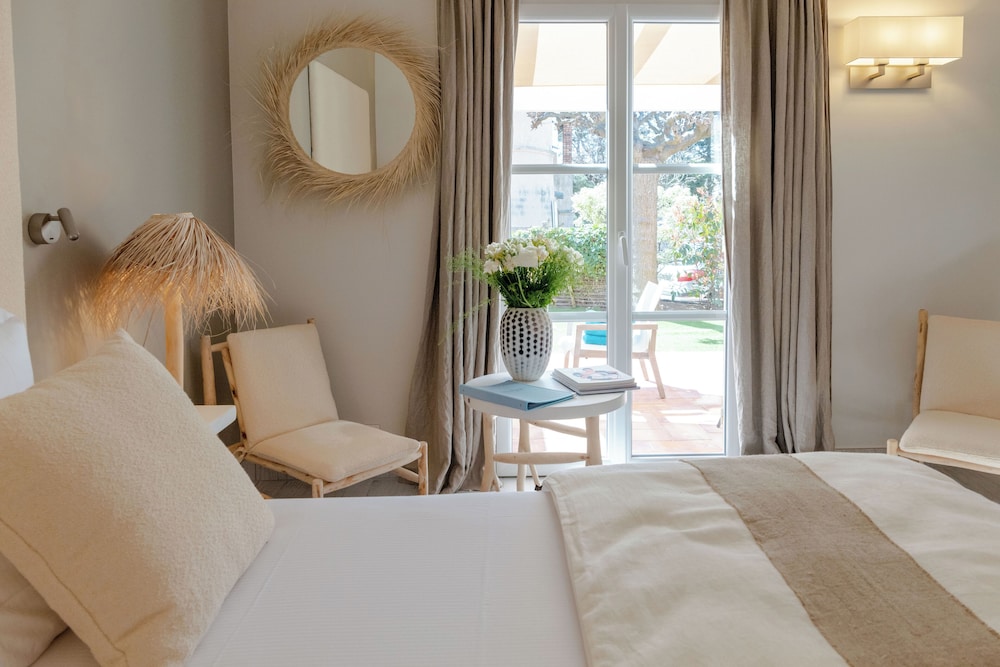 Deluxe Room - Photo 10