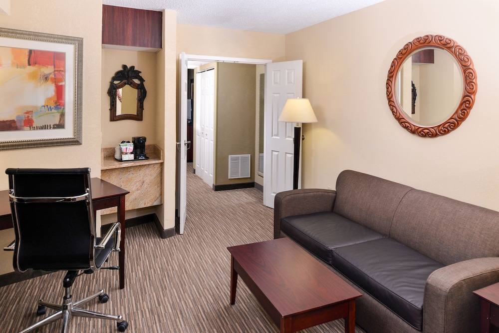 Suite, 1 Queen Bed, Accessible (Communications, Mobil, Roll-In Shower) - Photo 4