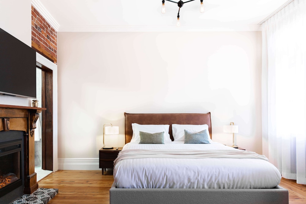 Deluxe Studio, 1 King Bed, Balcony photo 1