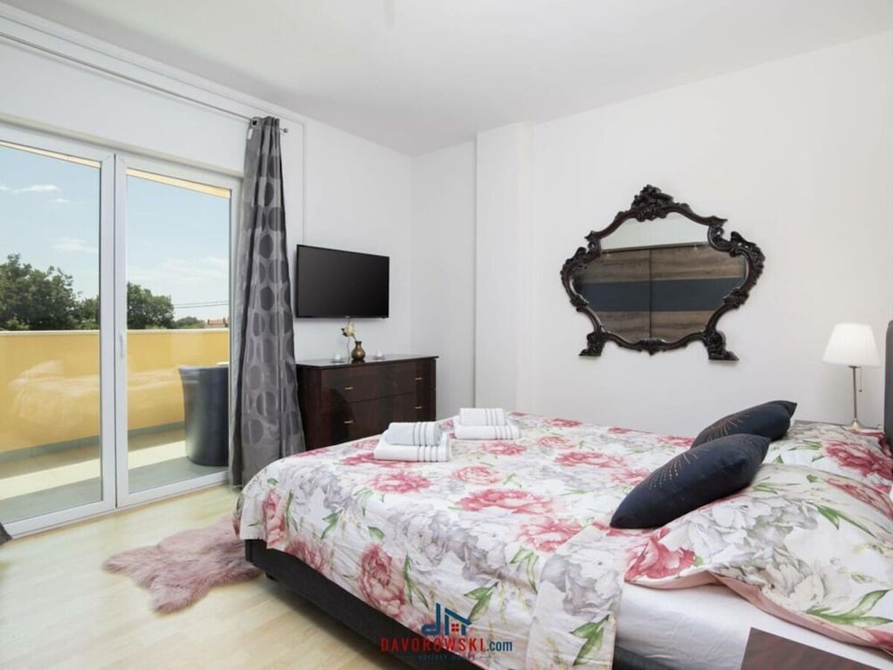Villa photo 2