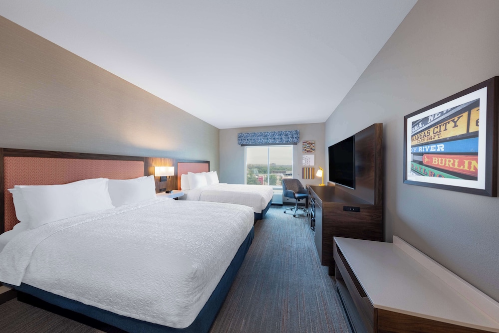 Room, 2 Queen Beds, Refrigerator - Photo 4