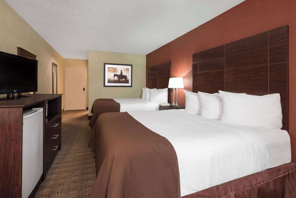 Business Suite, 2 Queen Beds, Non Smoking - Photo 3