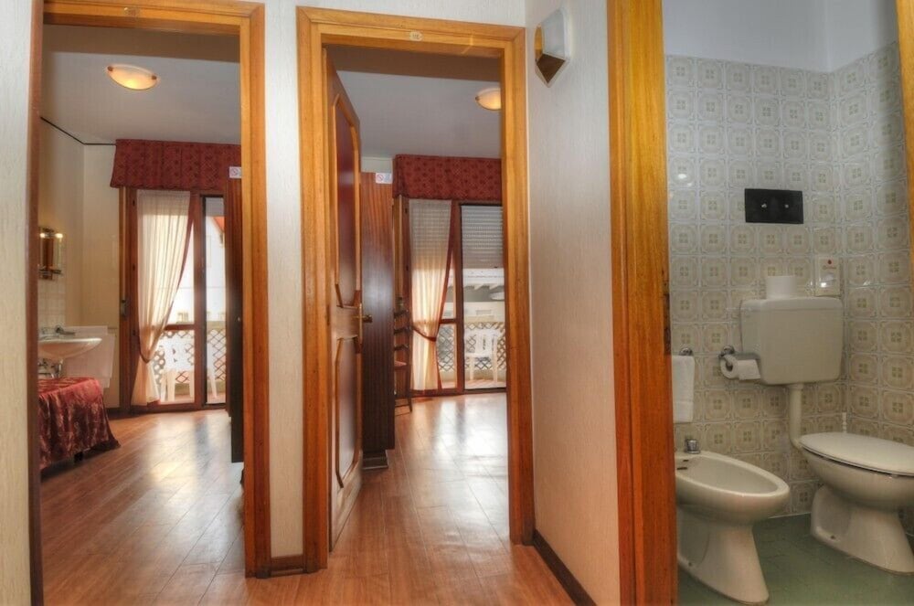 Single Room, Shared Bathroom photo 3