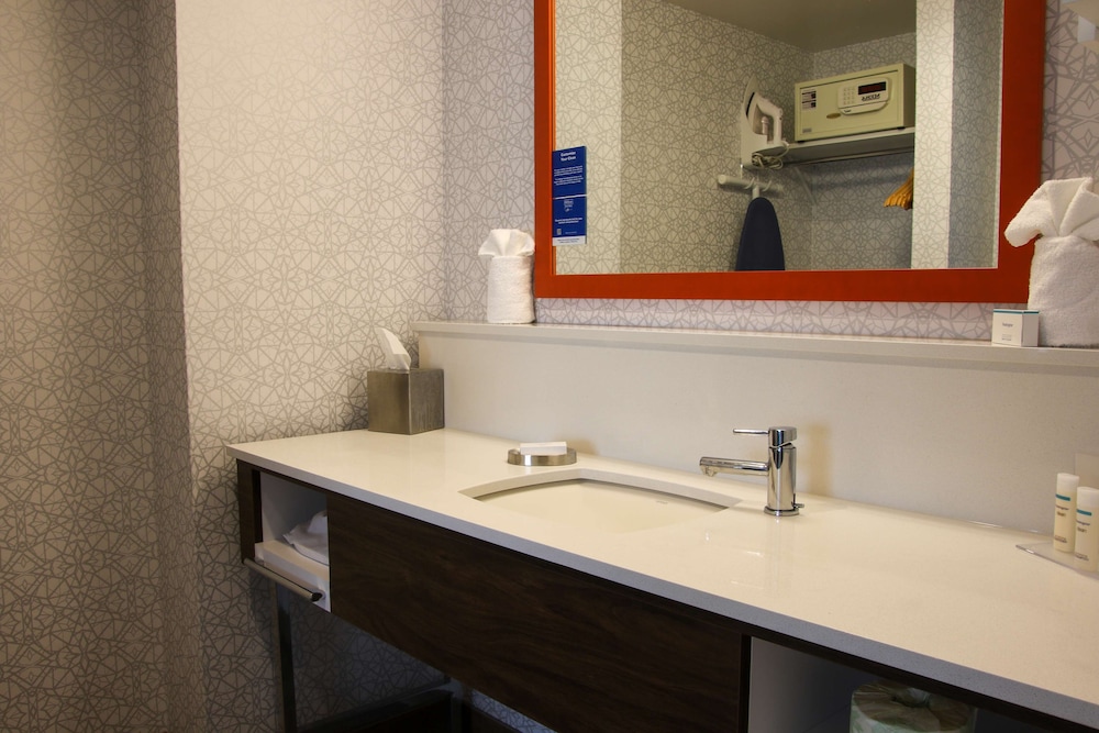 Studio, 1 King Bed, Refrigerator & Microwave (Wet bar) - Photo 6
