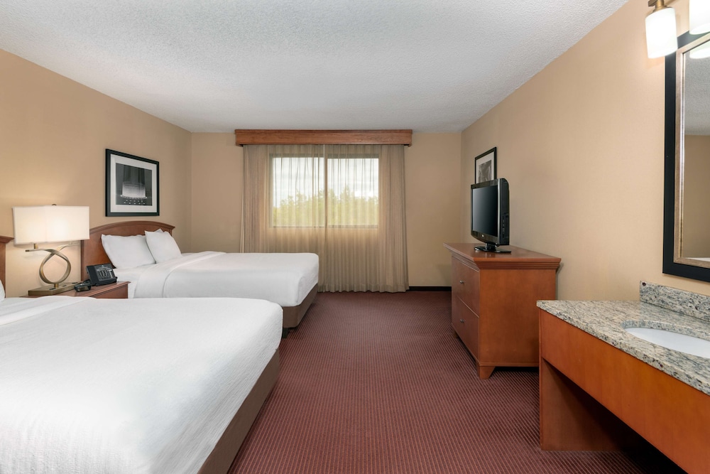 Suite, 2 Double Beds, Accessible (Roll-In Shower) - Photo 2