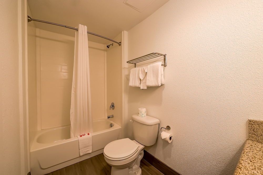 Room, 2 Queen Beds - Photo 13