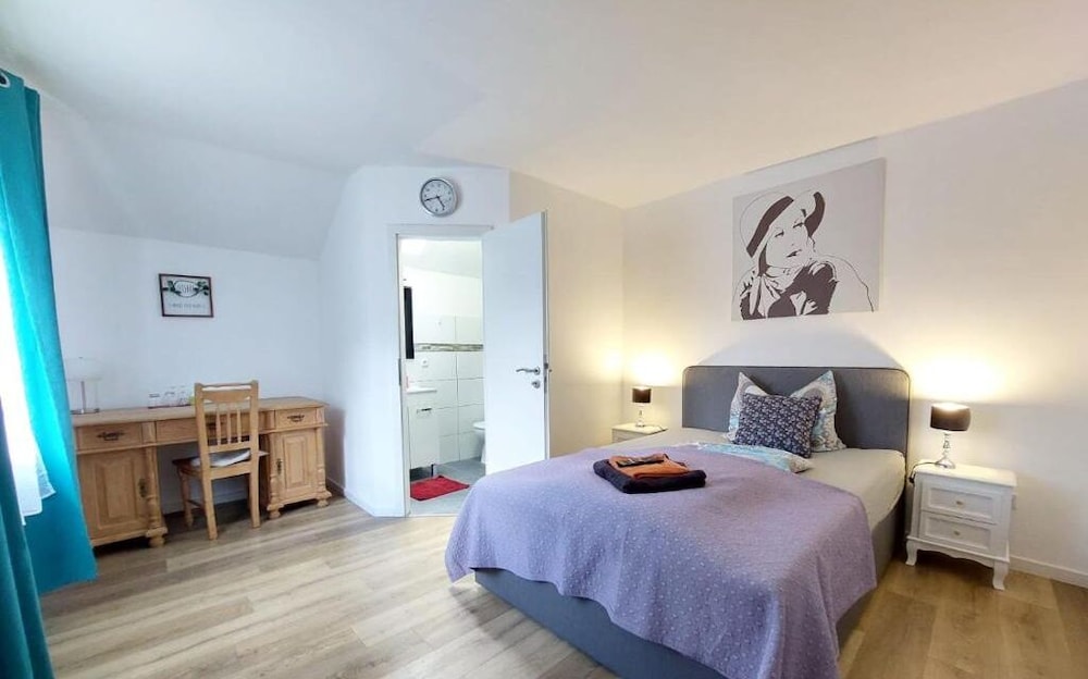 Economy Room, 1 King Bed, Non Smoking photo 1