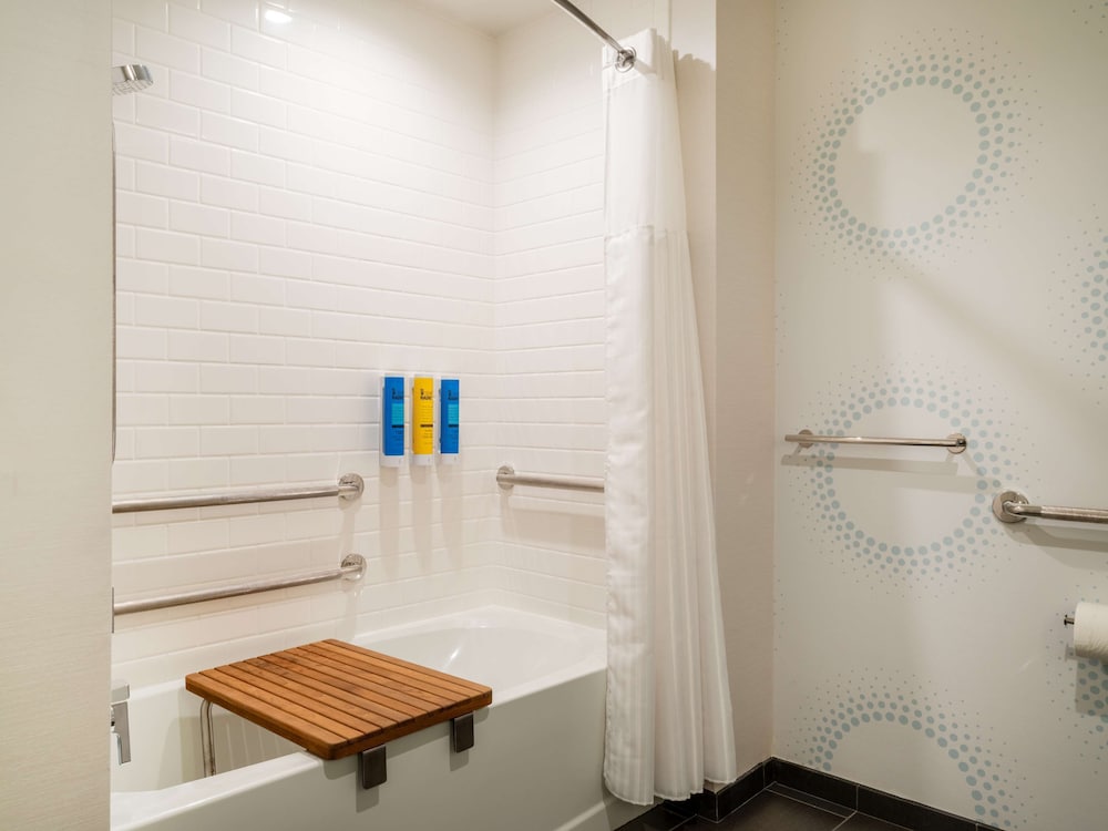 Room, 2 Queen Beds, Accessible, Bathtub (Mobility & Hearing) - Photo 3