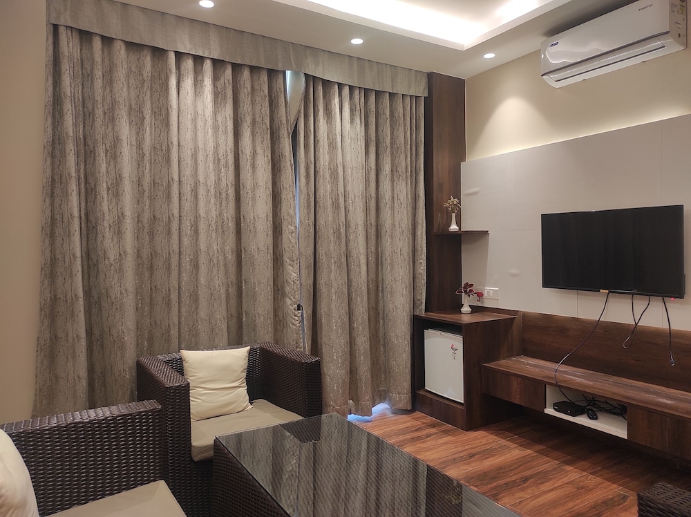 Suite - Photo 16