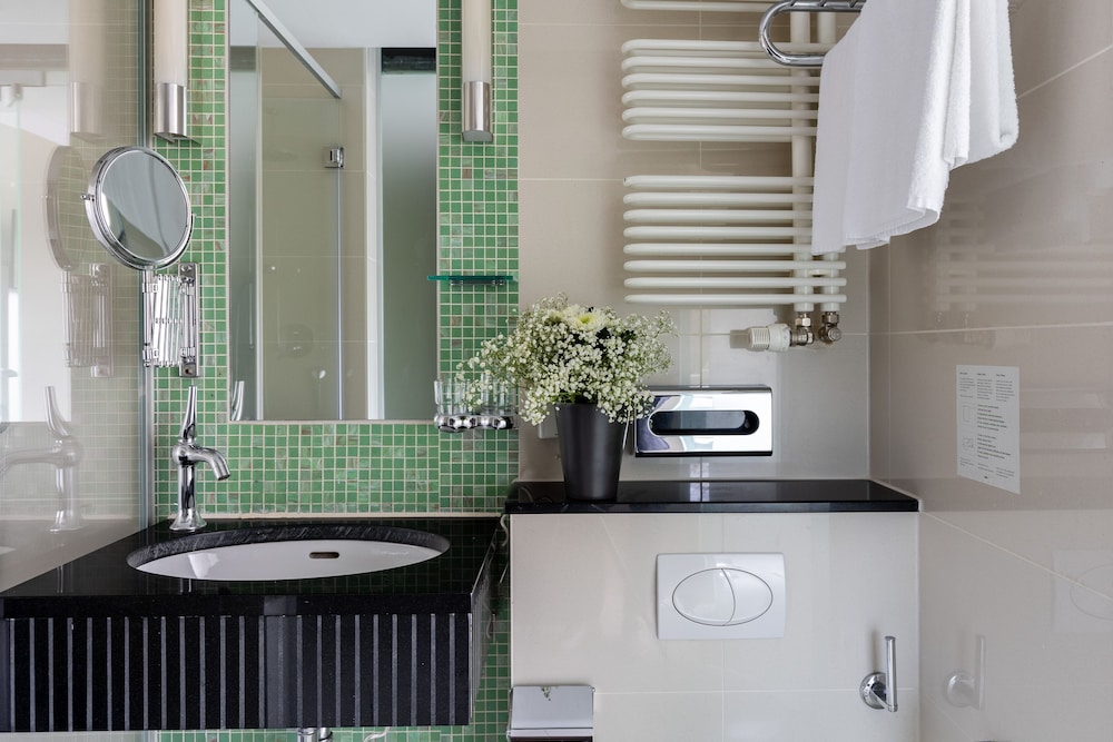 Medium Studio with Kitchenette - Photo 14