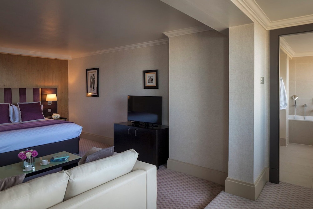 Deluxe Suite, 1 King Bed with Sofa bed (Junior King Suite) photo 3