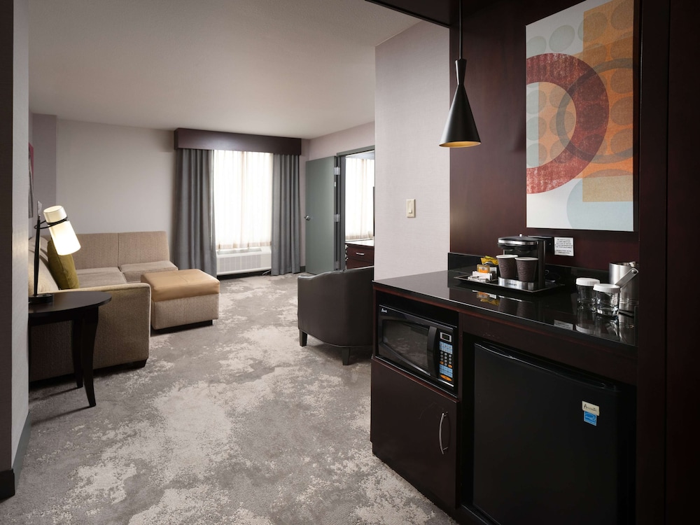 Suite, 1 King Bed, Non Smoking - Photo 3