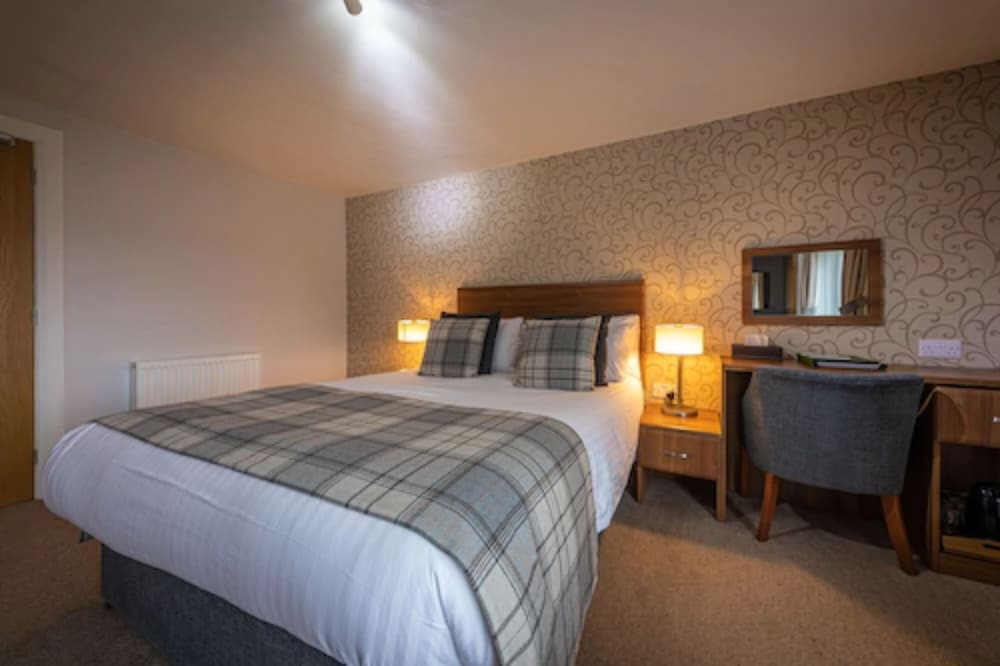 Double Room, 1 King Bed, Sea View (In Uig Lodge) photo 2