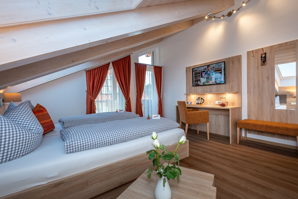 Exclusive Suite, 1 King Bed with Sofa bed, Balcony, Lake View photo 2
