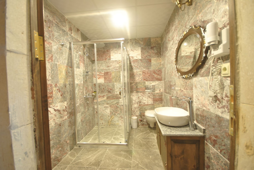 Family Suite, 1 Queen Bed, City View, Courtyard Area photo 3