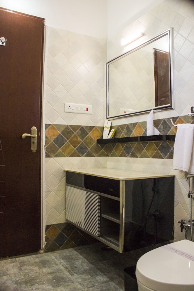 Executive Room, 1 King Bed, Smoking photo 2
