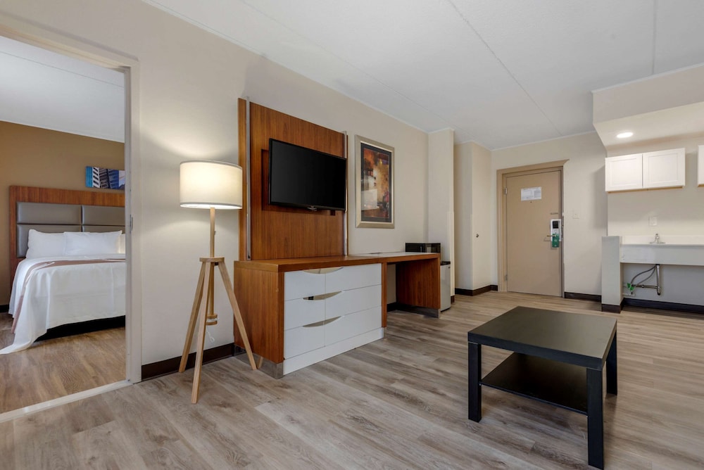 Suite, Non Smoking (2 Double beds, 1 Sofa Bed) - Photo 3