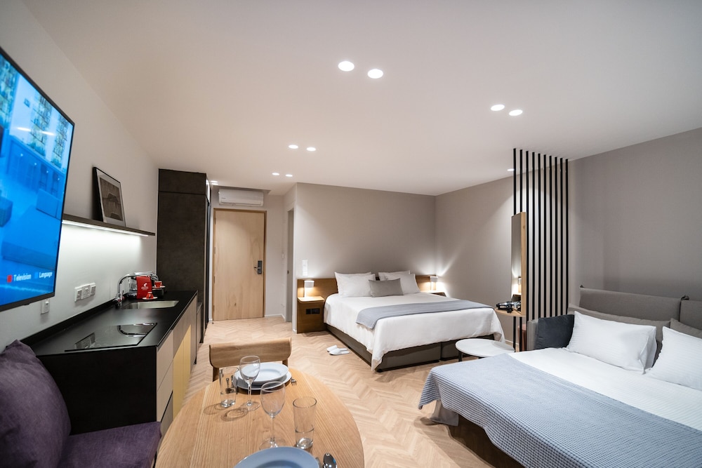 Deluxe Suite (2 Adults + 2 Child)