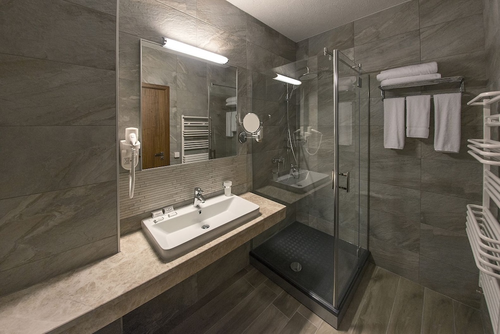 Executive Room, 1 King Bed, Non Smoking, Mountain View photo 3