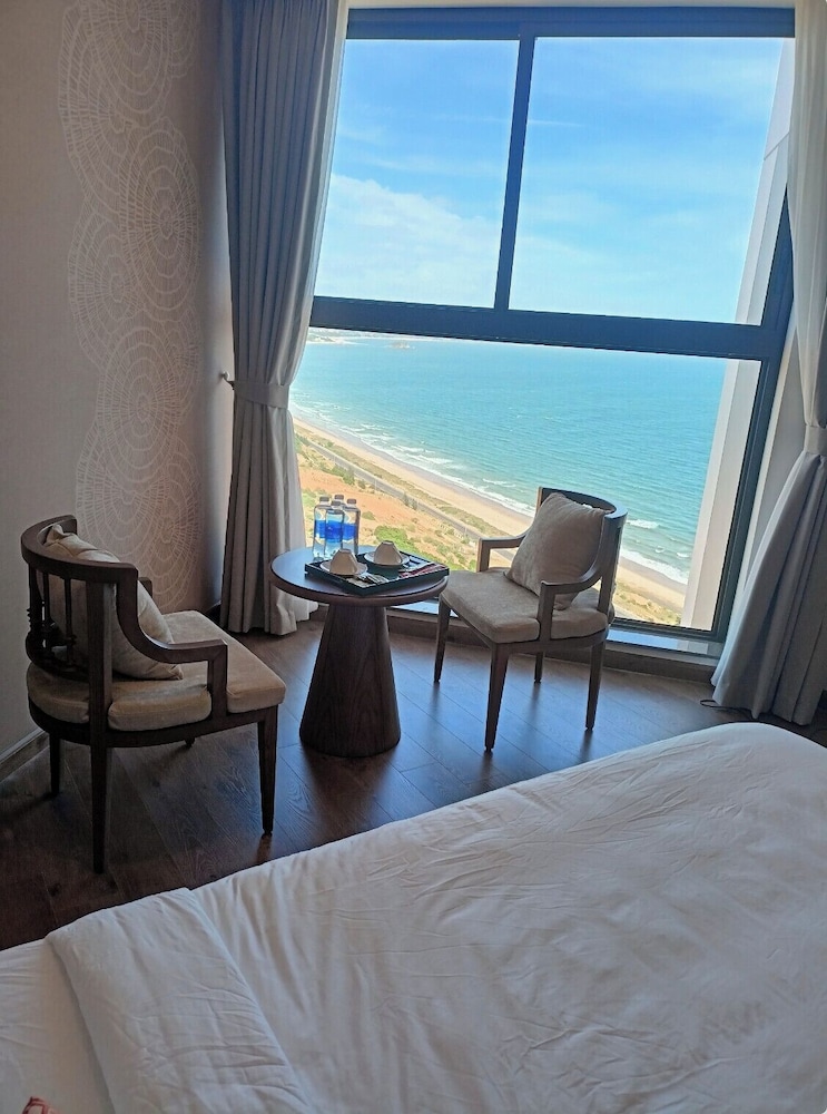 Deluxe Twin Room, 1 King Bed, Sea View photo 3