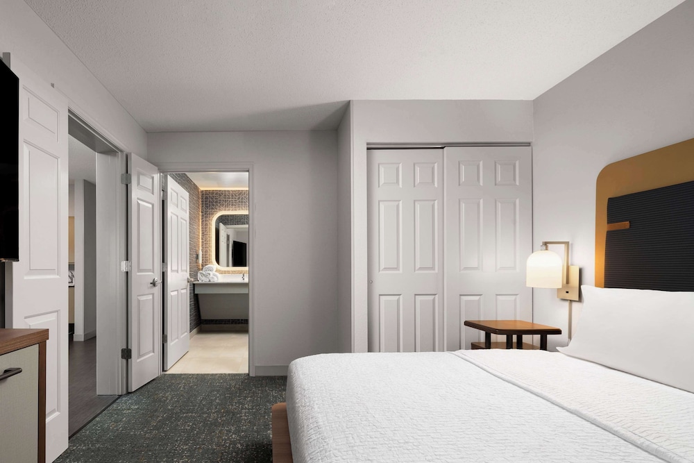 Classic Studio Suite, 1 King Bed with Sofa bed, Accessible, Bathtub (Mobility & Hearing) - Photo 2