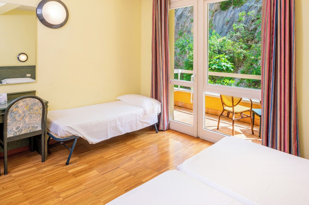 Standard Quadruple Room (4 pax) - Photo 11