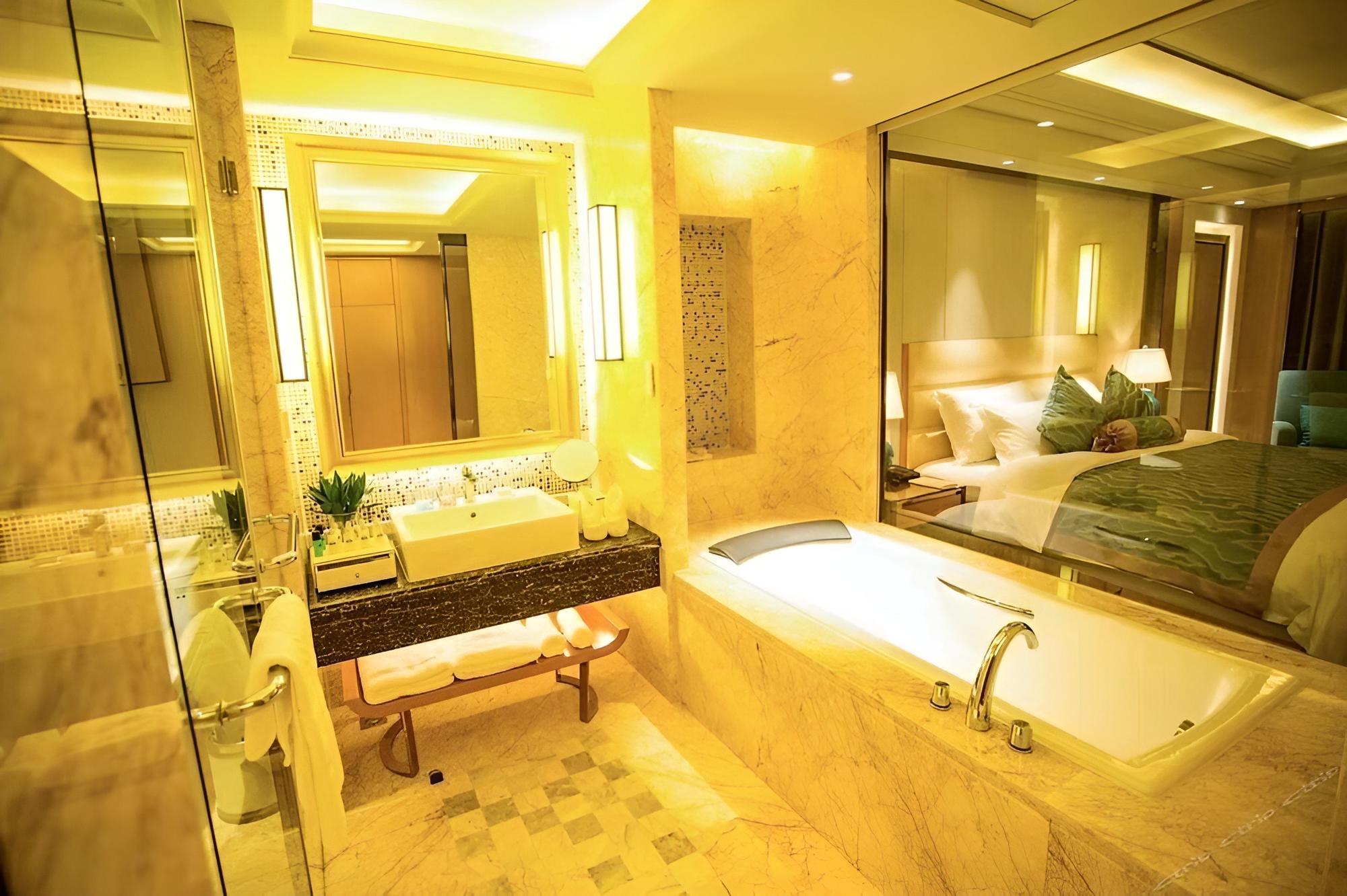 Suite, 1 King Bed, Smoking photo 2