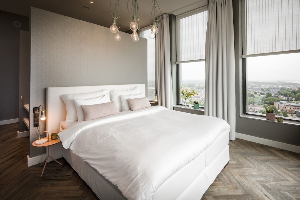 Luxury Suite, 1 Bedroom, Hot Tub, City View photo 2