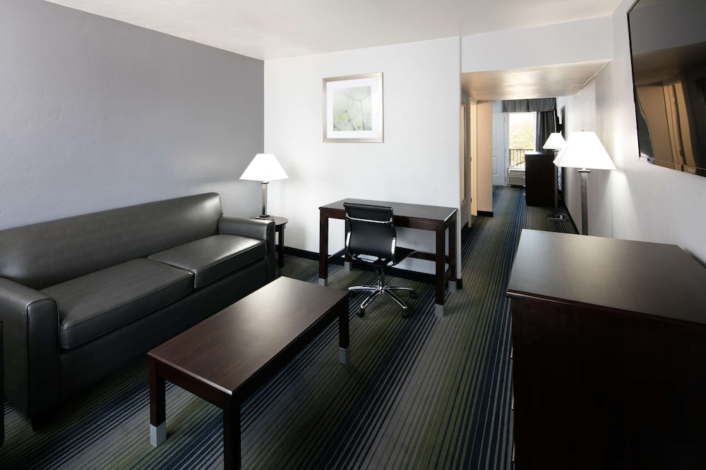 Junior Suite, 1 King Bed with Sofa bed - Photo 1