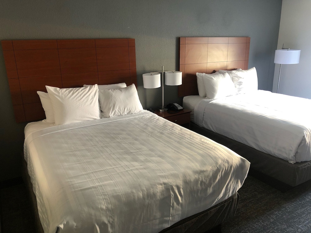 Standard Room, 2 Queen Beds, Non Smoking, Refrigerator & Microwave - Photo 3