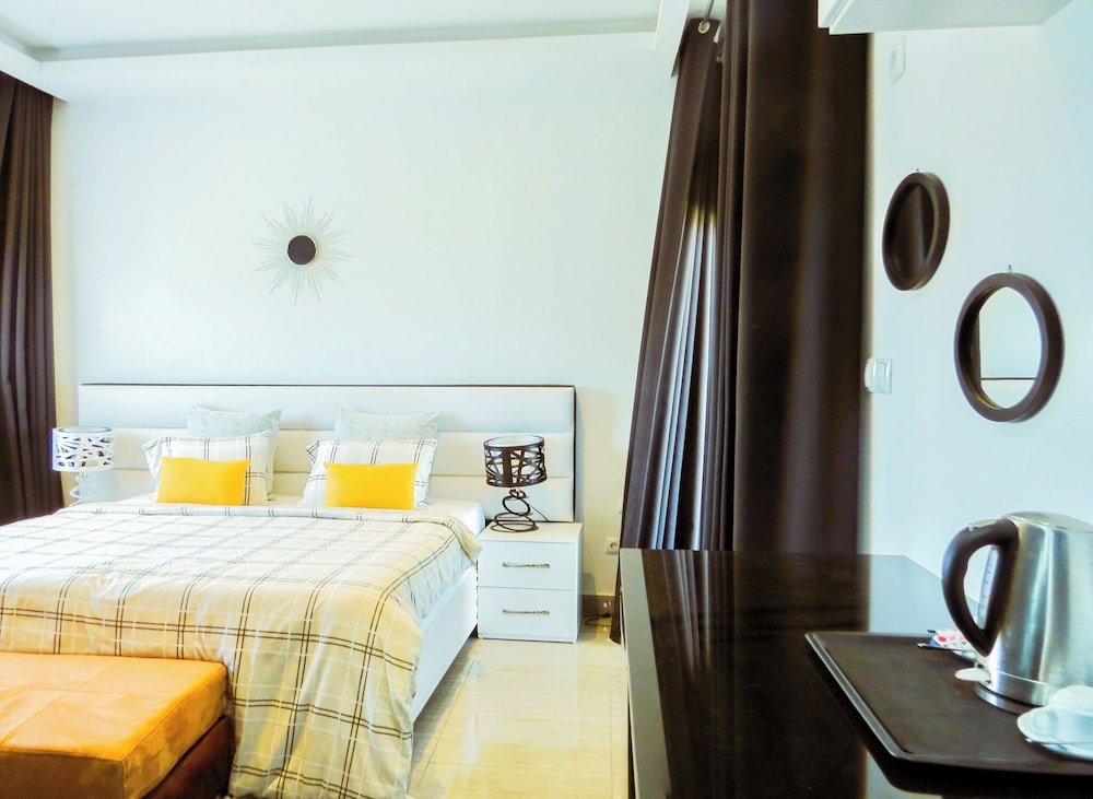 Standard Suite, Balcony, Partial Sea View