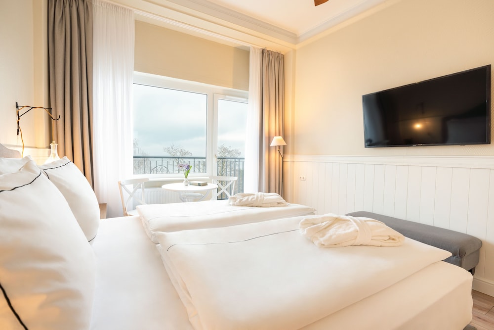 Deluxe room facing the sea with balcony thumbnail 6