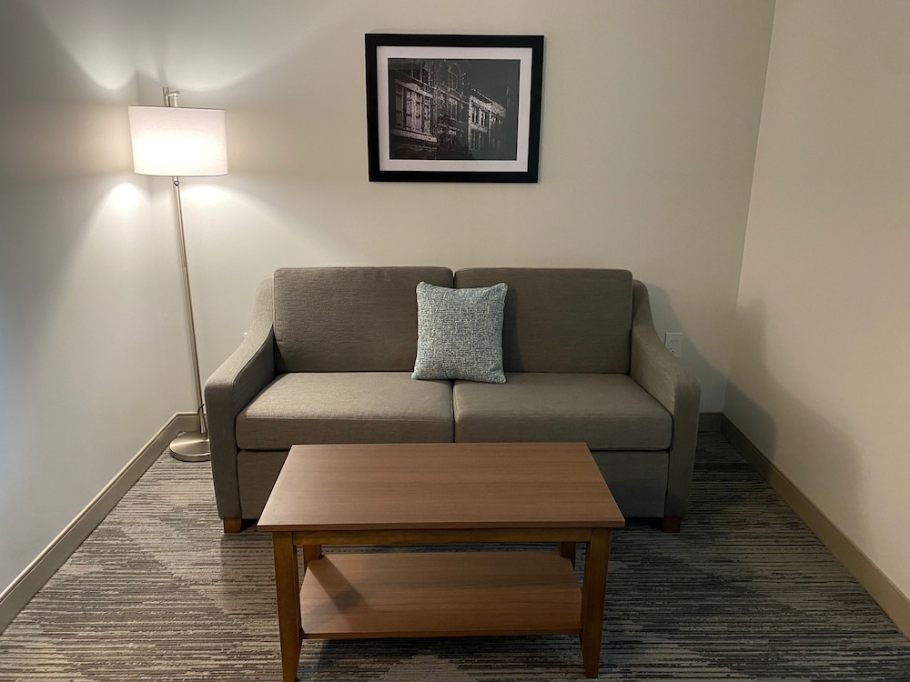 Premium Suite, 2 Queen Beds, Non Smoking - Photo 6