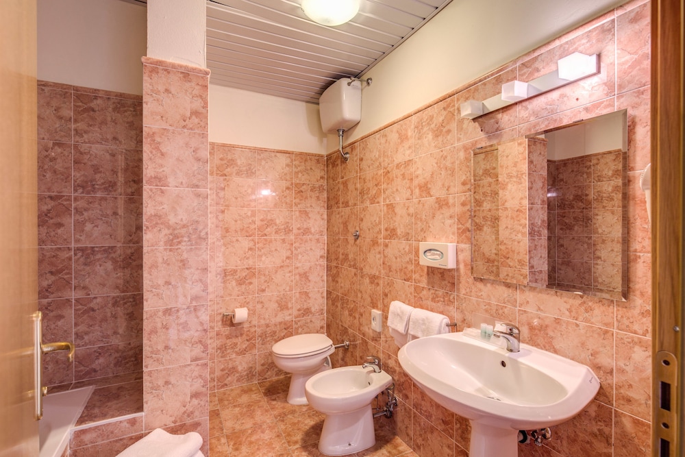 Superior Double Room, Balcony, City View thumbnail 6