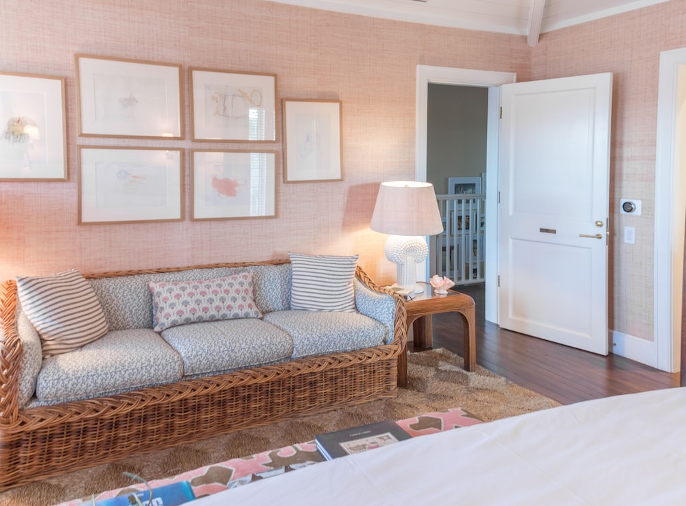 Deluxe Room, 1 King Bed, Beach View photo 1