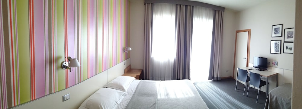 Standard Double Room - Photo 3