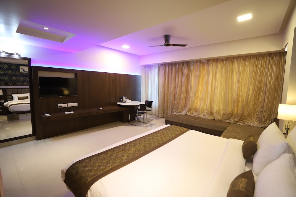 Suite Room - Photo 12