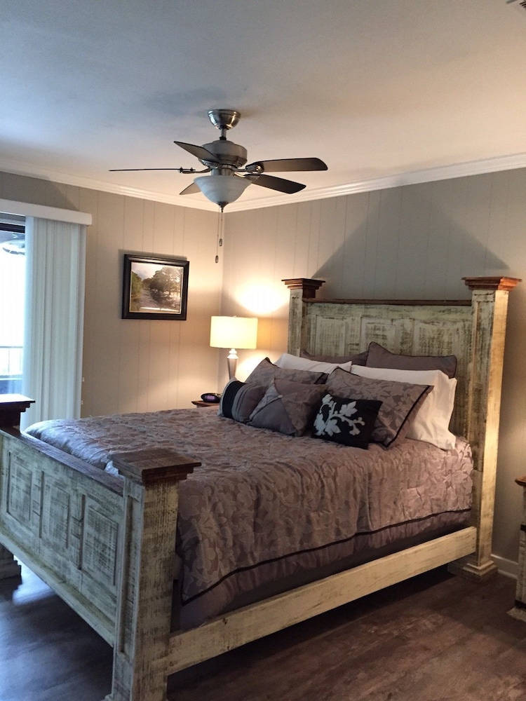 Unit A - Condo, 3 Bedrooms, 2 Bath, 1 King, 2 Queens and 1 Sofa Bed - River View photo 1