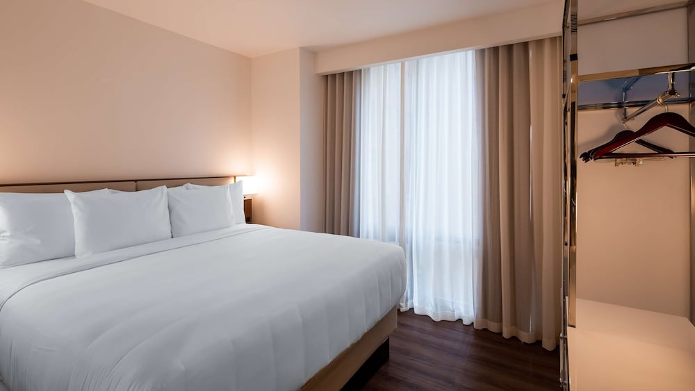 Standard Room, 1 King Bed, Non Smoking (Larger Room)